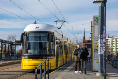 MItte Berlin 'deki Nordbahnhof istasyonunda bir sokak arabası.