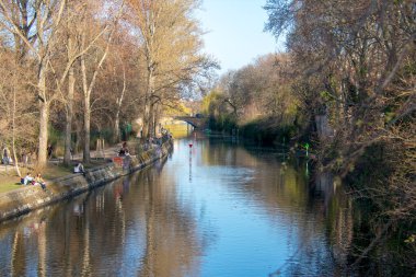 Kreuzberg Berlin 'deki Waterloobrucke' den Spree Nehri manzarası