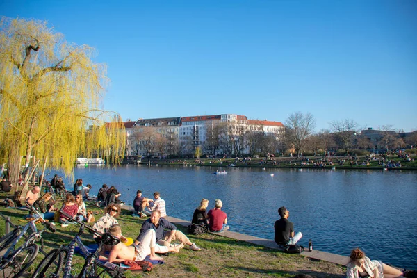 Widok Krajobrazu Ludźmi Wiszącymi Wzdłuż Rzeki Sprewa Kreuzberg Berlin — Zdjęcie stockowe