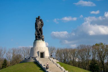 Sovyet savaş anıtı Friedrichschain Berlin 'deki Treptower Parkı' nda.