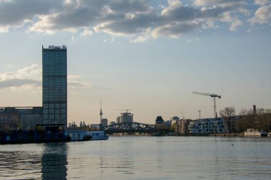 Friedrichschain Berlin 'deki Treptower Parkı' nda nehir manzarası