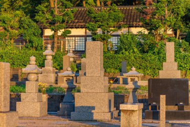 Japon taş fenerleri, Japonca tachidoro ve geleneksel mezar taşları. Bu fenerler Japonya 'nın her yerinde tapınaklarda, tapınaklarda ve bahçelerde görülüyor. Kanazawa, Japonya.