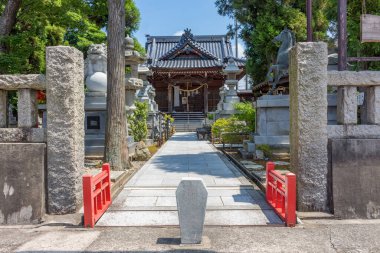 Japonya, Kanazawa, Nonoichi 'de küçük bir tapınak olan Miumajinja' nın yaz manzarası.