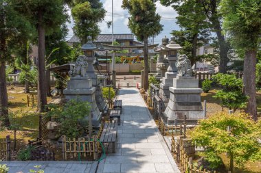 Japonya, Kanazawa, Nonoichi 'de küçük bir tapınak olan Miumajinja' nın yaz manzarası.