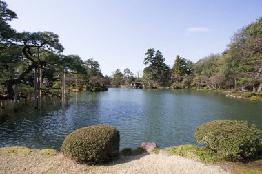 Kenrokuen bahçesinde gölet. Kanazawa, Ishikawa Bölgesi, Japonya.