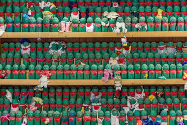 Japonya 'daki Hanibe mağaralarında ölen çocukların ruhlarını temsil eden yüzlerce küçük figür..