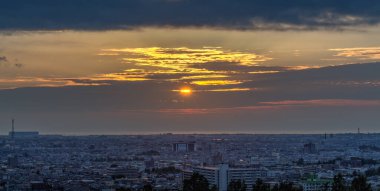 Daijouji Tepesi Parkı 'ndan Kanazawa' nın batıya, Japon Denizi 'ne bakan günbatımı manzarası. Kanazawa, Japonya.