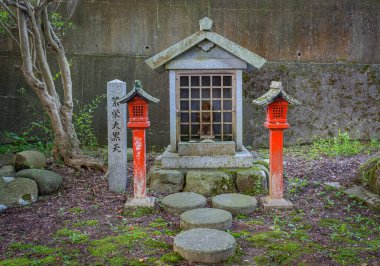 Kanazawa şehrinin gece manzarası, batıya, Japon Denizi 'ne bakıyor..