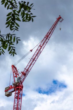 Uzun kırmızı vinç dramatik bulutlara karşı, Angel Meadow, Manchester, İngiltere