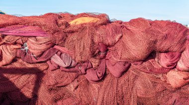 Liman rıhtımındaki kırmızı balık ağlarının soyut görüntüsü. Kanazawa, Japonya.