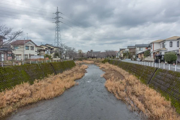Japonya, Kanazawa 'daki Fushimigawa Nehri. Kanazawa 'nın doğusundaki tepelerden yükselir ve şehri geçerek Saigawa Nehri' ne ve sonra da Japon Denizi 'ne katılır..