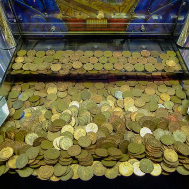 Lunaparktaki bozukluklar Penny Falls makinesi..