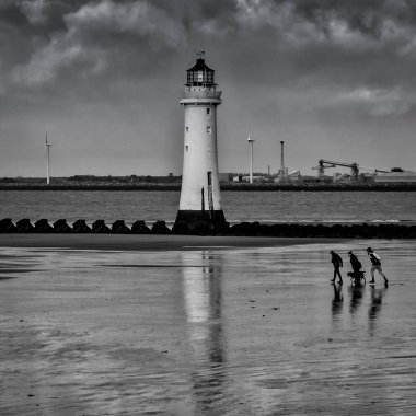 New Brighton 'daki deniz feneri, Merseyside, İngiltere. Ayrıca Perch Rock Deniz Feneri olarak da bilinir, 1827 yılında inşa edilmiş ve 1973 yılında kapatılmıştır. Listede adı geçen ikinci sınıf bir bina..