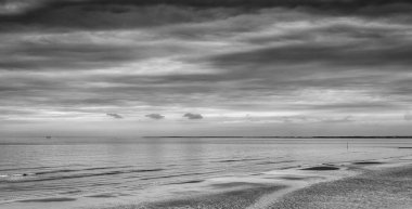 Wirral, Cheshire, Merseyside, İngiltere 'den İrlanda Denizi' ne bakıyorum.