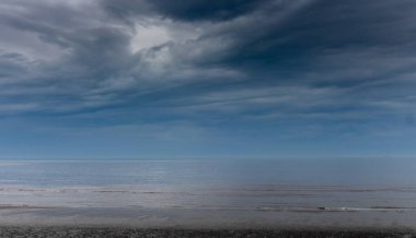 Wirral, Cheshire, Merseyside, İngiltere 'den İrlanda Denizi' ne bakıyorum.