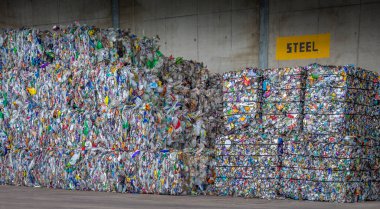 Atık geri dönüşüm tesisinde işlenmiş çöp, Wallasey, İngiltere