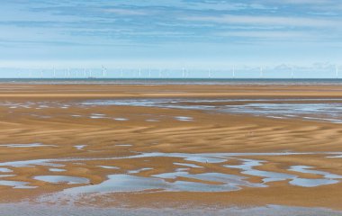 İrlanda Denizi 'ndeki sahil ve rüzgar çiftliği New Brighton, Merseyside, İngiltere' den izleniyor..