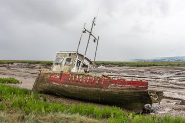 Dee Estuary, Heswall, Wirral, İngiltere 'de terk edilmiş bir tekne..