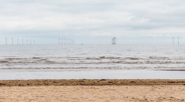 İrlanda Denizi 'ndeki plaj ve rüzgâr çiftliği New Brighton, İngiltere' den izleniyor..