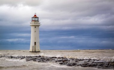 New Brighton 'daki deniz feneri, Merseyside, İngiltere. Ayrıca Perch Rock Deniz Feneri olarak da bilinir, 1827 yılında inşa edilmiş ve 1973 yılında kapatılmıştır. Listede adı geçen ikinci sınıf bir bina..