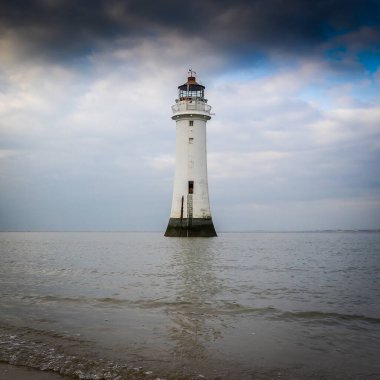 New Brighton 'daki deniz feneri, Merseyside, İngiltere. Ayrıca Perch Rock Deniz Feneri olarak da bilinir, 1827 yılında inşa edilmiş ve 1973 yılında kapatılmıştır. Listede adı geçen ikinci sınıf bir bina..