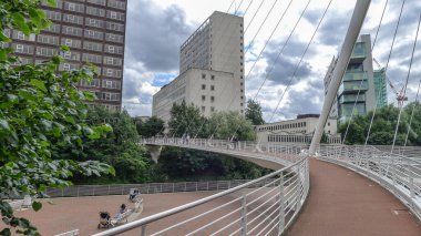 Trinity Köprüsü, Manchester, İngiltere, Irwell Nehri üzerinde. Manchester ve Salford şehirlerini birbirine bağlayan köprü İspanyol mimar Santiago Calatrava tarafından 1995 yılında tamamlandı..