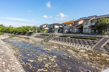 Fushimigawa Nehri Kanazawa, Japonya 'daki yerleşim bölgesinden geçiyor.