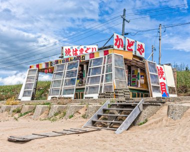 Kumlu Chirihama Sahili, Noto Yarımadası, Japonya 'daki geleneksel deniz ürünleri kafesi.