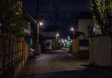 Japonya 'nın tipik küçük bir kasabasındaki arka sokakların gece görüşü.