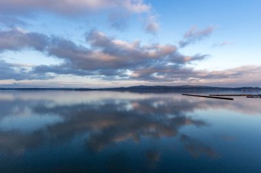 Bulutların üzerinde gün doğumu ve Japonya gölünün üzerinde yansıma