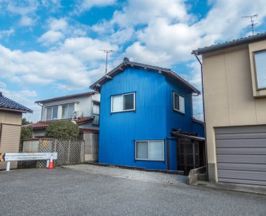 Japonya 'nın yerleşim bölgesinde mavi bir ev..