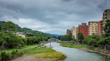 Kanazawa 'nın iki nehrinden biri olan Asanogawa Nehri' nin manzarası, Ishikawa Bölgesi, Japonya.