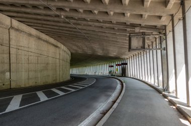 Asahiogawa Barajı, Toyama, Japonya 'daki otoban tünelinin içinde. JAPONYA TEXT 'İN TÜRKÜNÜ: hareket eden araba tehlikesi.