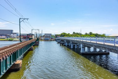 Ono Nehri, Uchinada, Japonya 'daki demiryolu ve karayolu köprüleri. Demiryolları Hokutetsu olarak da bilinen Hokuriku Demiryolu 'nun Asanogawa Hattı' nı Kanazawa ve Uchinada arasında taşır..
