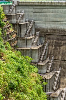 Tatsumi Barajı, Kanazawa, Ishikawa Bölgesi, Japonya 'daki merdivenlere giriş. Tamamlandı ve 2012 'de açıldı..