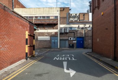 Modern endüstriyel perakende satış birimlerinin arkasındaki teslimat alanı, Merseyway, Stockport, Cheshire, İngiltere.