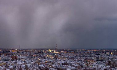Japonya 'nın tarihi Kanazawa kenti Ishikawa Bölgesi üzerindeki kar fırtınasının Japon Denizi' ne bakan uzun pozlu görüntüsü.