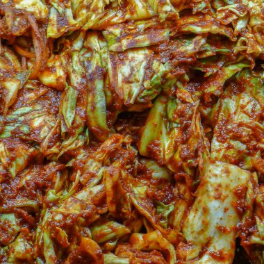 Kimchi, tuzlanmış ve mayalanmış sebzelerden yapılan geleneksel Kore mezesi..