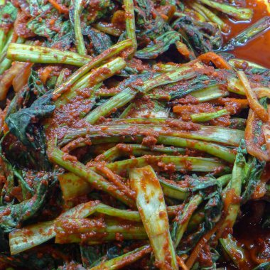 Kimchi, tuzlanmış ve mayalanmış sebzelerden yapılan geleneksel Kore mezesi..