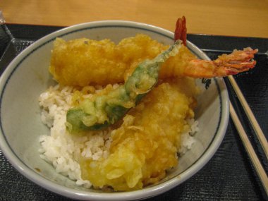 Tempura karides, sebze ve beyaz Japon pirinci ile kase. Kanazawa 'da öğle yemeği vakti, Ishikawa Bölgesi, Japonya.