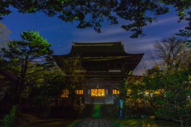 Nodayama, Kanazawa, Ishikawa, Japonya 'daki 700 yıllık Soto zen Budist tapınağı olan Daijouji' deki tapınak binalarının gece görüşü.