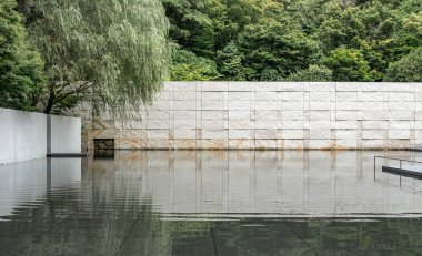 Su havuzu ve duvar D T Suzuki Müzesi, Kanazawa Şehri, Ishikawa Bölgesi, Japonya.