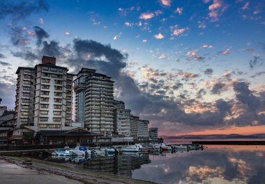 Gündoğumundan kısa bir süre sonra, Wakura Onsen sahil beldesi, Noto Yarımadası, Ishikawa Bölgesi, Japonya 'da görülen modern tatil beldeleri sabah sisinin erken saatlerinde.