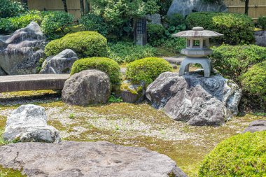 Japonya 'nın Kanazawa bölgesindeki Teramachi bölgesinde küçük bir halk bahçesinin yaz manzarası. Bahçenin adı Shosei-en, yani Bells Park 'ın Sesi..