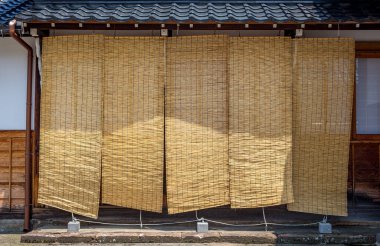 Japon tapınağında yaz sıcağına karşı korunmak için asılı bambu perdeler ya da Japonca sudare. Kanazawa, Japonya.