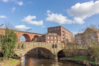 Mersey Nehri, Stockport, Cheshire, İngiltere üzerinden Stockport demiryolu viyadük hattı..