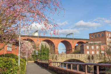 Mersey Nehri, Stockport, Cheshire, İngiltere üzerinden Stockport demiryolu viyadük hattı..