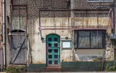 Terk edilmiş bina, Kanazawa şehir merkezi, Japonya..