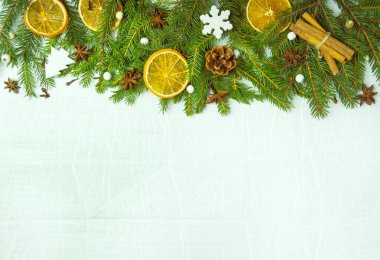 Ladin dallarının yeni yıl kompozisyonu. Noel için dekorasyon. metin için arkaplan. reklam afişi