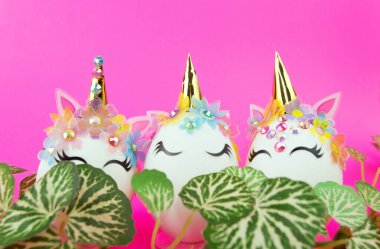 Tek boynuzlu at, güzel yumurta, altın boynuzlu geyik yuvası.